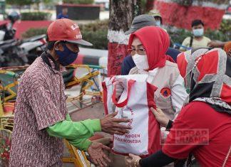 Bagikan Sembako, Sri Sumarni Ajak ASN Sisakan Rezeki