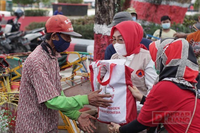 Bagikan Sembako, Sri Sumarni Ajak ASN Sisakan Rezeki