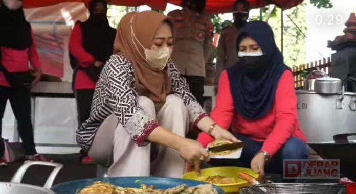 Bantu Pasokan Makanan Kepada Warga Isoman, Bupati Tiwi Wujud Gotong Royong dari Seluruh Komponen Masyarakat