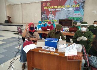 Bersama Anggota Fraksi dan TNI, DPC PDI Perjuangan Klaten Selenggarakan Program Vaksinasi