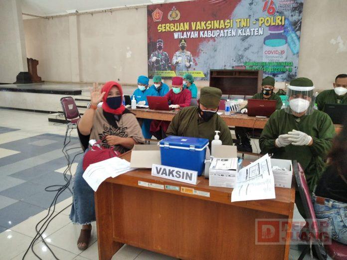 Bersama Anggota Fraksi dan TNI, DPC PDI Perjuangan Klaten Selenggarakan Program Vaksinasi
