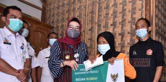 Blusukan, Etik Suryani Serahkan Bantuan Bedah Rumah Tidak Layak Huni