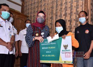 Blusukan, Etik Suryani Serahkan Bantuan Bedah Rumah Tidak Layak Huni