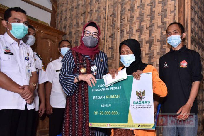 Blusukan, Etik Suryani Serahkan Bantuan Bedah Rumah Tidak Layak Huni