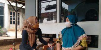 Blusukan, Hesti Nugroho Bagikan Paket Sembako ke Warga Langon