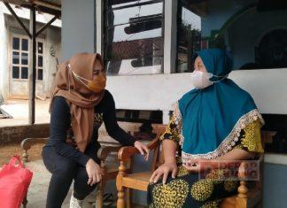 Blusukan, Hesti Nugroho Bagikan Paket Sembako ke Warga Langon