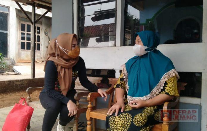 Blusukan, Hesti Nugroho Bagikan Paket Sembako ke Warga Langon