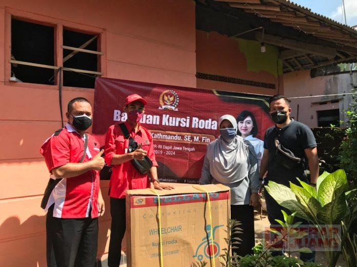 Budi Agung Prasetyo Salurkan Bantuan Kursi Roda Aspirasi dari Mbak Casyhta