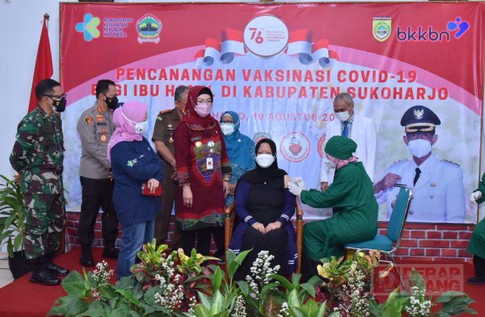 Bupati Etik Canangkan Vaksinasi untuk Ibu Hamil