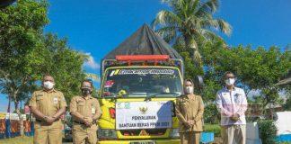 Bupati Tiwi Serahkan Bantuan Beras Kepada Warga Terdampak Covid-19