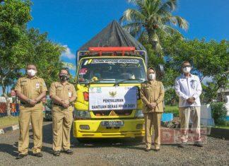 Bupati Tiwi Serahkan Bantuan Beras Kepada Warga Terdampak Covid-19