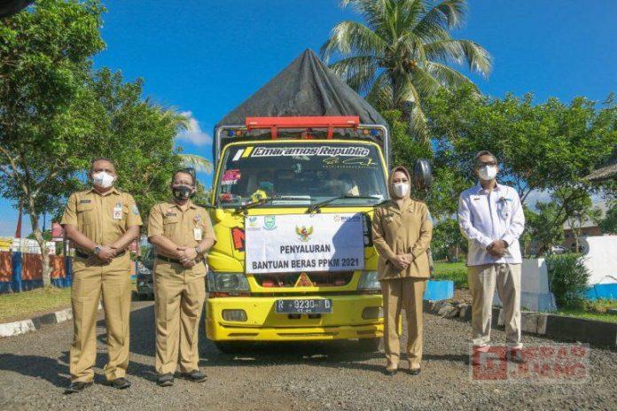 Bupati Tiwi Serahkan Bantuan Beras Kepada Warga Terdampak Covid-19