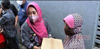 Bupati Tiwi Serahkan Bantuan Kepada Korban Kebakaran