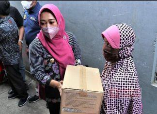 Bupati Tiwi Serahkan Bantuan Kepada Korban Kebakaran