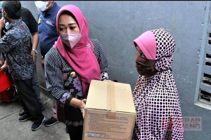 Bupati Tiwi Serahkan Bantuan Kepada Korban Kebakaran