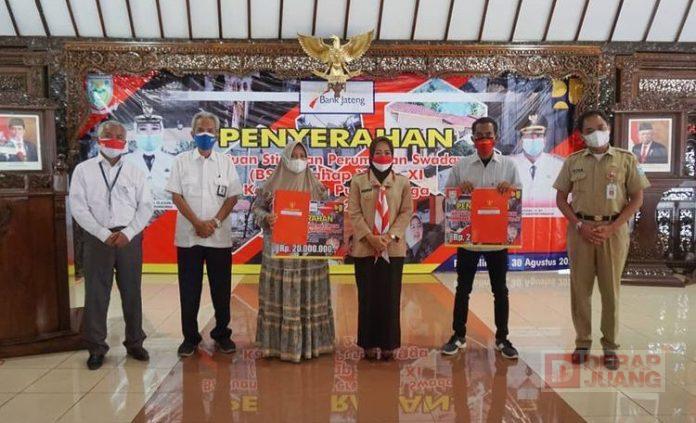 Bupati Tiwi Terima Bantuan Dana BSPS dari Kementerian PUPR(2)