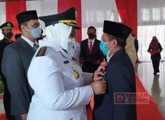 Bupati Yuni Berikan Penghargaan Satyalancana Karya Satya Kepada ASN