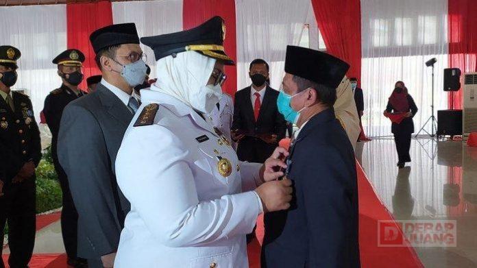 Bupati Yuni Berikan Penghargaan Satyalancana Karya Satya Kepada ASN