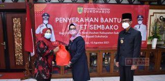 Etik Suryani Kembali Serahkan Bantuan Paket Sembako Kepada Masyarakat Sukoharjo