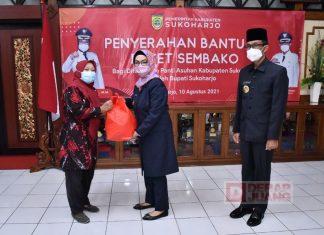 Etik Suryani Kembali Serahkan Bantuan Paket Sembako Kepada Masyarakat Sukoharjo