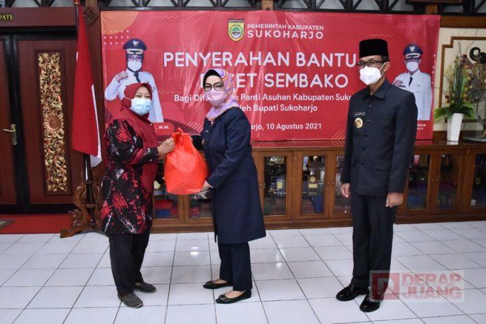 Etik Suryani Kembali Serahkan Bantuan Paket Sembako Kepada Masyarakat Sukoharjo