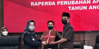 Etik Suryani Sampaikan Pengantar Nota Keuangan Rancangan Perubahan APBD