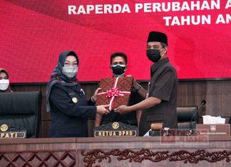 Etik Suryani Sampaikan Pengantar Nota Keuangan Rancangan Perubahan APBD