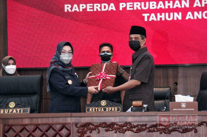 Etik Suryani Sampaikan Pengantar Nota Keuangan Rancangan Perubahan APBD 2021 Kepada DPRD Sukoharjo