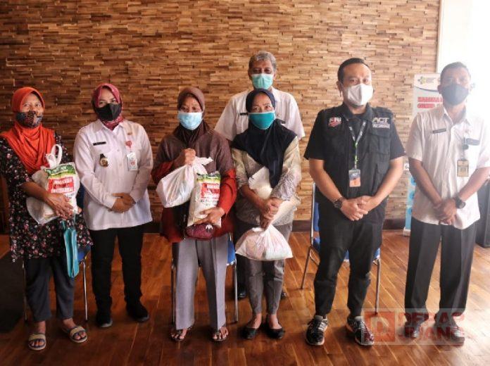 Gerak Cepat Mbak Etik Bantu Warga Terdampak Covid-19