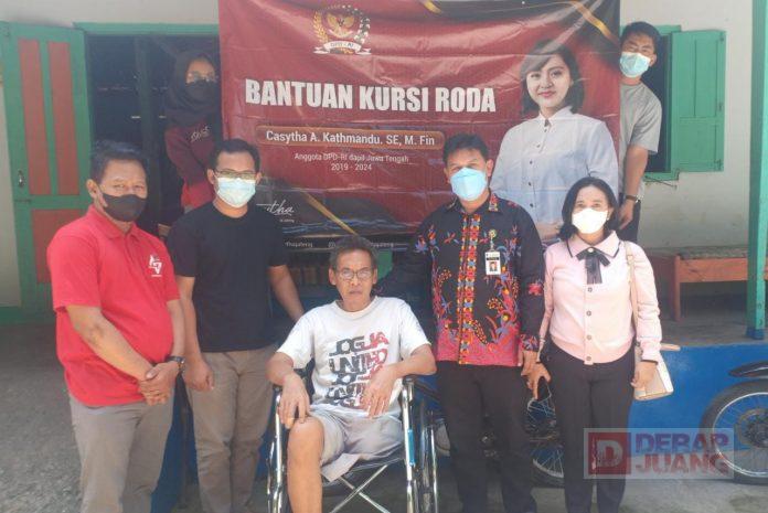 Hartanto Salurkan Bantuan Kursi Roda Kepada Penyandang Disabilitas