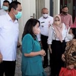 Hendi-dan-Tia-Salurkan-Bantuan-Khusus-Lansia-di-Kota-Semarang-2