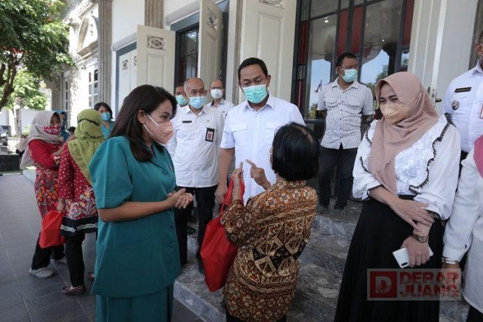 Hendi dan Tia Salurkan Bantuan Khusus Lansia di Kota Semarang