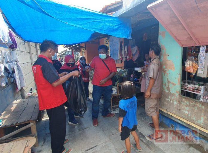 Jalankan Instruksi Ibu Ketum, Banteng Kota Tegal Sebar 1500 Paket Makanan untuk Warga