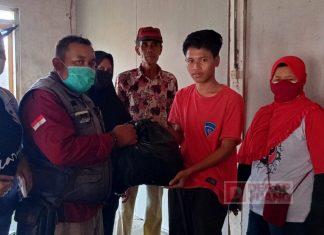 Kader Banteng Bawang Bagikan Sembako di Tengah Pandemi