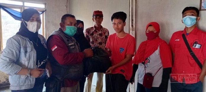 Kader Banteng Bawang Bagikan Paket Sembako di Tengah Pandemi