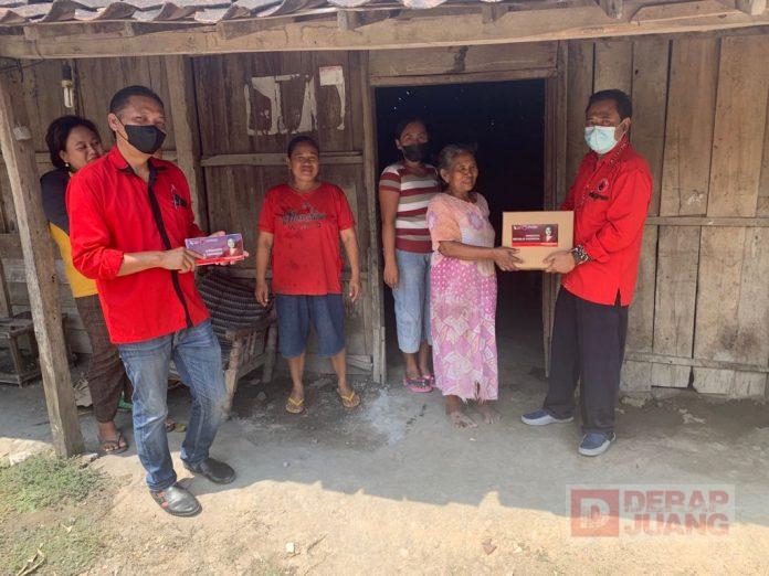 Kader Banteng Bumi Sukowati Salurkan Paket Sembako dari Mbak Puan Maharani