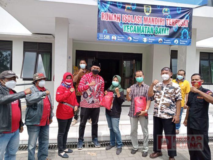 Kader Banteng Klaten Berikan Bantuan Kepada Warga di Tempat Isolasi Terpusat