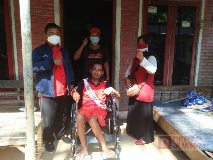 Kader Komunitas Juang Banyumas Salurkan Bantuan Kursi Roda dari Mbak Casytha