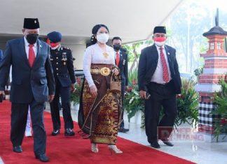 Ketua DPR RI Kenakan Busana Adat Bali, Fitria Handini: Mbak Puan Tampak Anggun