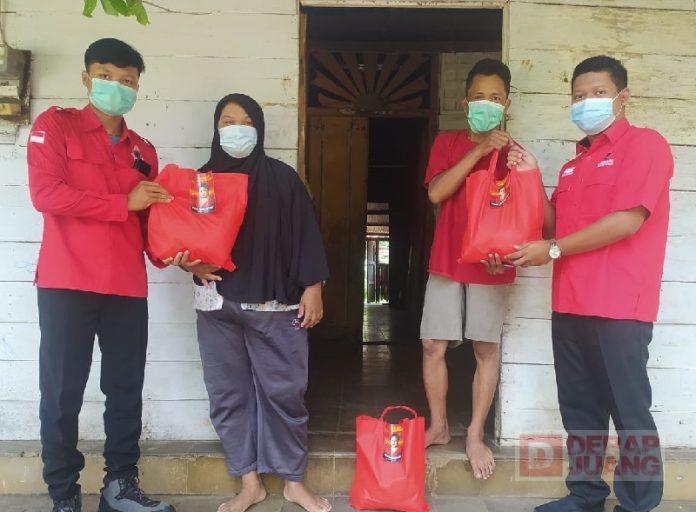 Komunitas Juang Batang Bagikan Kado Kemerdekaan dari Mbak Puan