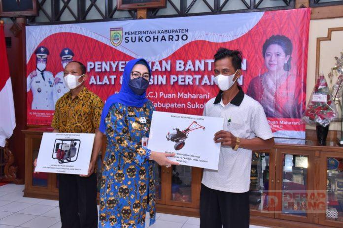 Melalui Bupati, Puan Maharani Berikan Bantuan Alsintan Kepada Petani Sukoharjo