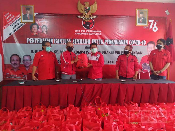 Melalui DPC, Sunarna Berikan Bantuan Sembako Kepada Masyarakat Banyumas