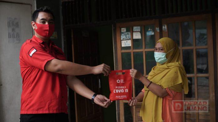 Melalui PAC Rawalo, Sadewo Berikan Bantuan Obat dan Vitamin Kepada Masyarakat Isoman