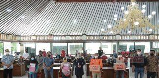 Momentum Hari Jadi Kabupaten Klaten ke-217, Sri Mulyani Serahkan Bantuan Sosial Kepada PKL