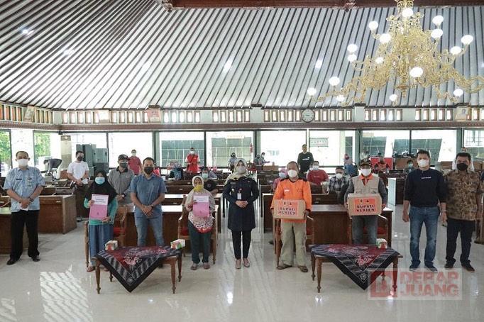 Momentum Hari Jadi Kabupaten Klaten ke-217, Sri Mulyani Serahkan Bantuan Sosial Kepada PKL
