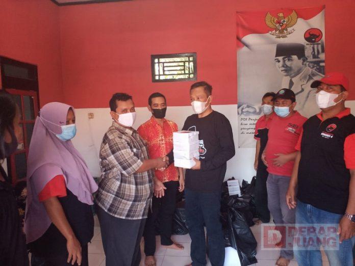 PDI Perjuangan Kota Tegal Bagikan Makanan untuk Warga Isoman
