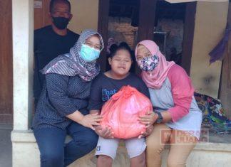 PDI Perjuangan Wonogiri Bagikan Paket Sembako Kepada Penyandang Difabel