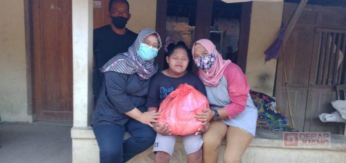 PDI Perjuangan Wonogiri Bagikan Paket Sembako Kepada Penyandang Difabel