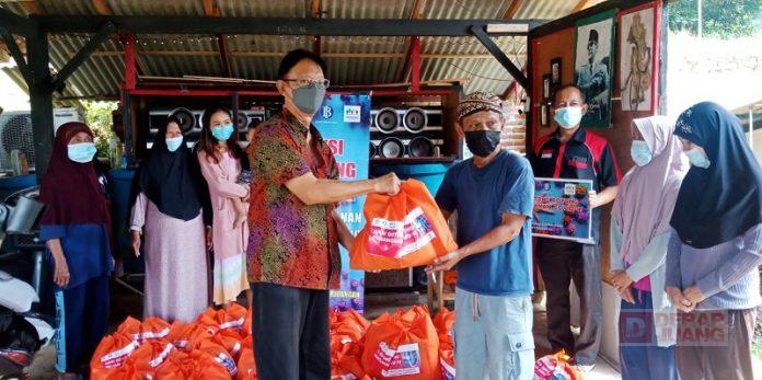 PPKM Diperpanjang, Hendrawan Berikan Bantuan untuk Warga Terdampak (2)