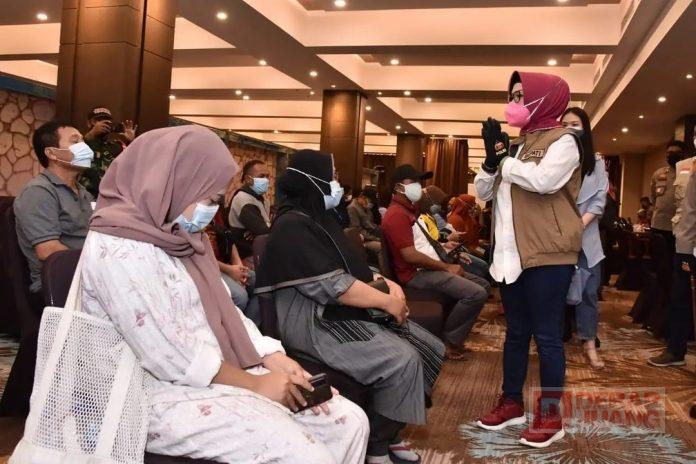 Pantau Vaksinasi di Hartono Mall, Bupati Etik Ingatkan Pentingnya Prokes